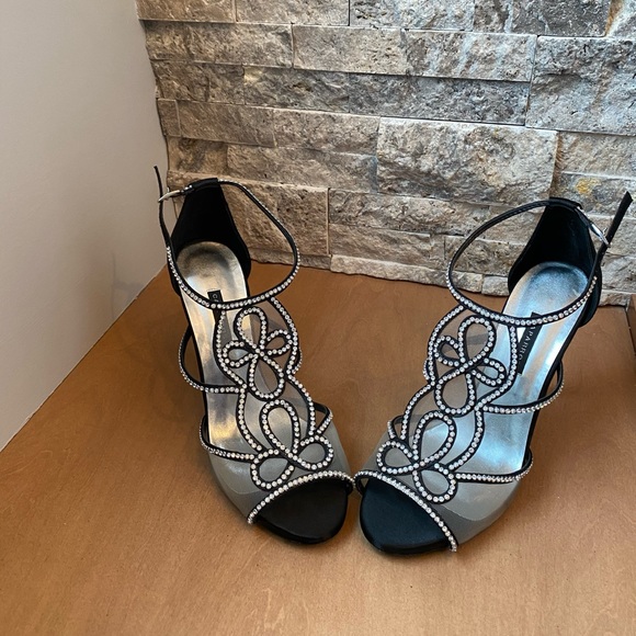 Caparros Heels - Picture 1 of 3
